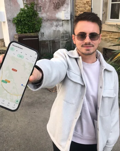 Victor Airiaud, le créateur de PouvoirAchat+, montre l'appli sur son téléphone